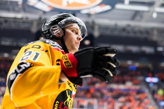 Luleås Juhani Tyrväinen jublar