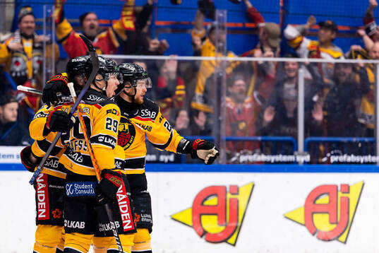 Luleås Erik Gustafsson och Brendan Shinnimin jublar