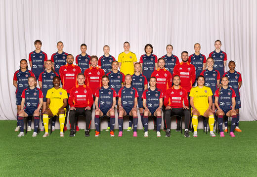  Momoko Tanikawa, Emma Jansson, Mikaela Stojanovska, Anni Hartikainen, Disa Hellwig, Mai Kadowaki, Hanna Andersson, Mia Persson, Bea Sprung. Mittenledet från vänster: Jo-Anne A. T. Cronquist, Gudrun Arnadóttir, Antonio Beltran (Läkare), Dante Eriksson (Målvaktstränare), Olivia Holdt, Sofie Bredgaard, Philip Ohlsson (Fysioterapeut), Suad Mujkovic (Fysioterapeut), Rebecca Knaak, Halimatu Ayinde. Sittande från vänster: Emilia Larsson, Angel Mukasa, Robin Lindroos (Assisterande Tränare), Olivia Schough, Caroline Seger, Emma Berglund, Tim Stjerna (Fystränare), Eartha Cumings, Ria Öling. Editors note: Bilden är retuscherad.