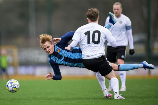 Djurgårdens Oskar Fallenius och Örebros Victor Backman