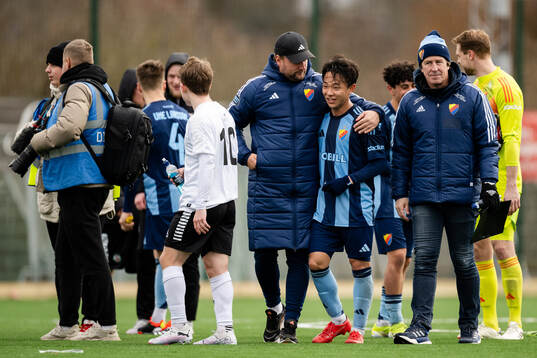 Djurgårdens tränare Kim Bergstrand  och Thomas Lagerlöf jublar med Keita Kosugi