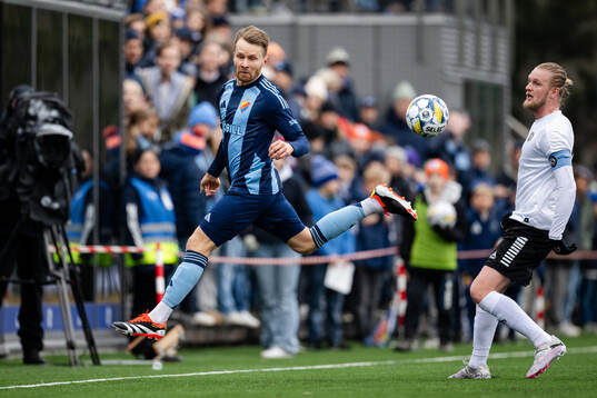 Djurgårdens Jacob Larsson och Örebros Kalle Holmberg