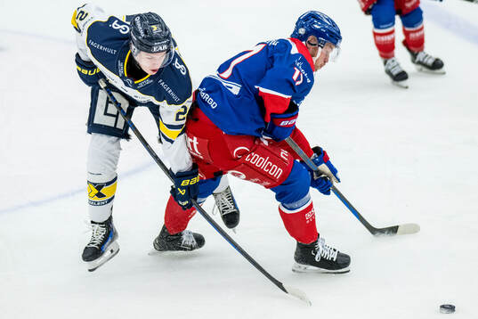 HV71s Oscar Fisker Molgaard och Oskarshamns Jonas Engström