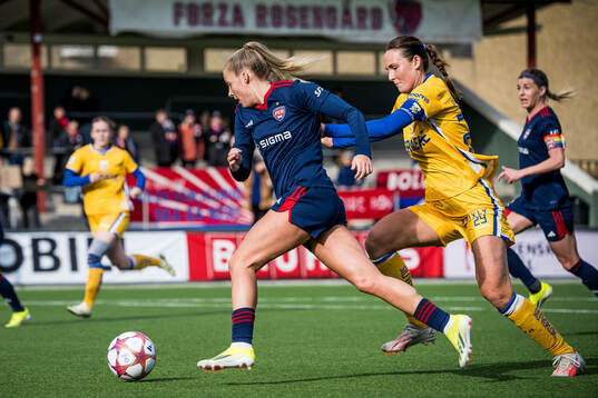 FC Rosengårds Olivia Holdt och IFK Göteborgs Evelina Persson