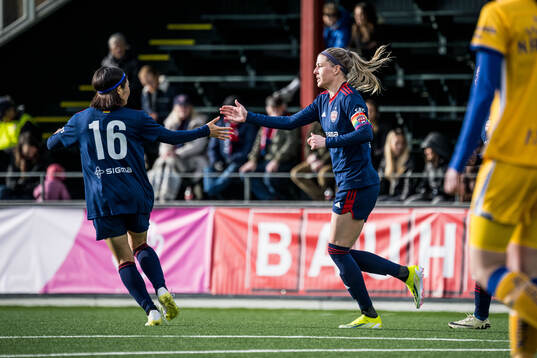 FC Rosengårds Mai Kadowaki och Olivia Schough jublar efter 8-0