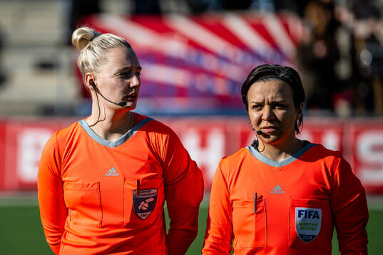 Domare Isabelle Svensson och assisterande domare Jilan Taher