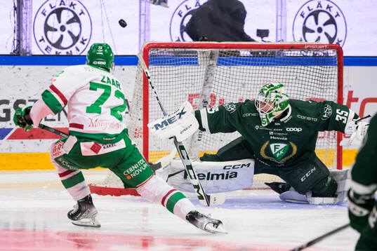 Rögles Daniel Zaar och Färjestads målvakt Carl Lindbom