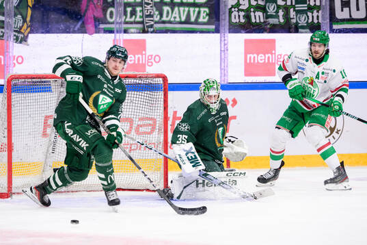 Färjestads Jeremy Salvas Groleau och målvakt Carl Lindbom