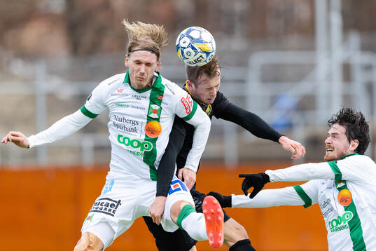 GAIS Alexander Ahl Holmström i en kamp mot Varbergs Hampus