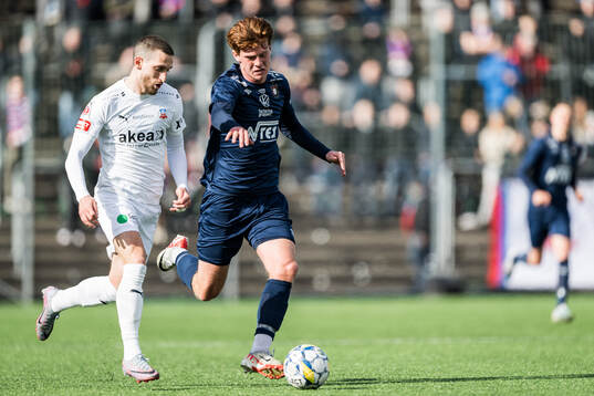 Helsingborgs Arian Kabashi och Örgrytes Carl Millard Javette