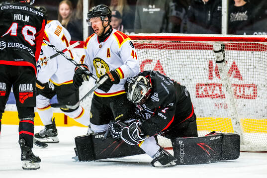 Brynäs Jacob Blomqvist och Nybros målvakt Tex Williamsson
