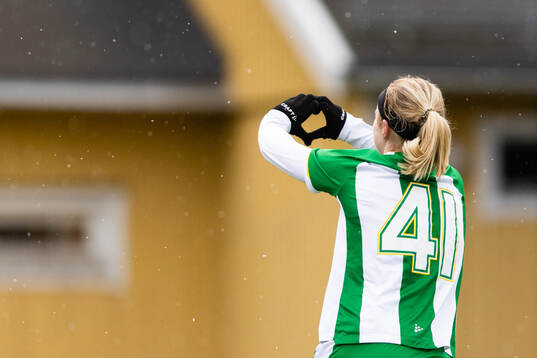 Hammarbys Julie Blakstad jublar efter att ha gjort 4-1 för Hammarby