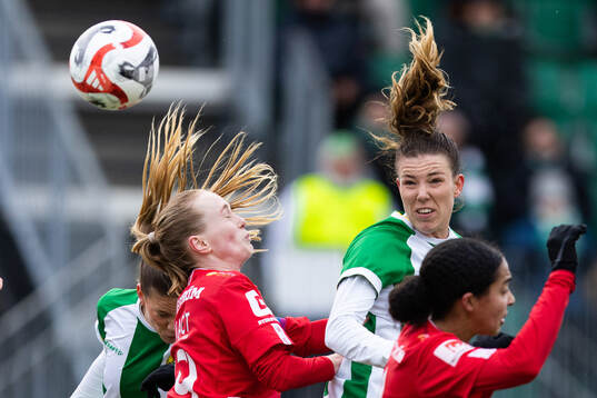 Örebros Minea Lassas och Hammarbys Emma Westin i en