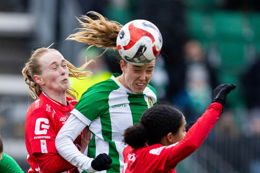 Örebros Minea Lassas och Hammarbys Emma Westin i en