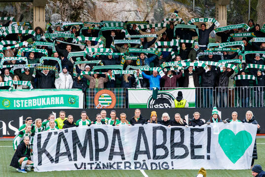 Hammarbys spalre håller upp en banderoll med texten Kämpa Abbe,