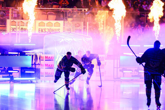 HV71s Joonas Nättinen  åker in på isen innan