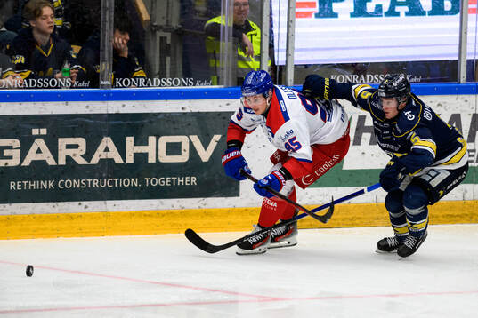 Oskarshamns Nick Olesen och HV71s Victor Sjöholm