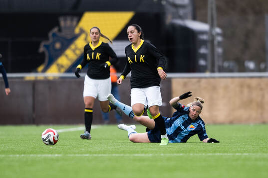 AIKs Michelle Rojas Flores och Djurgårdens Therese Åsland