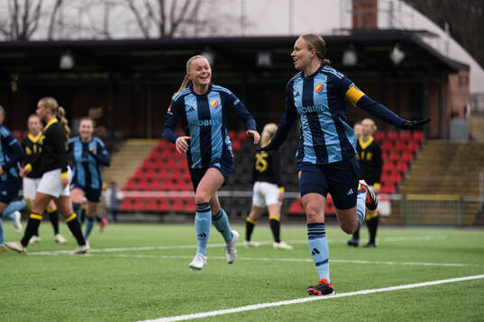 Djurgårdens Matilda Plan och Zara Jönsson jublar efter 2-2