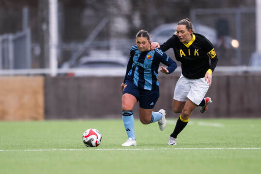 Djurgårdens Olivia Ländin Sjöblom och AIKs Jennie Nordin