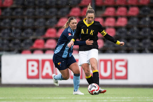 Djurgårdens Olivia Ländin Sjöblom och AIKs Jennie Nordin