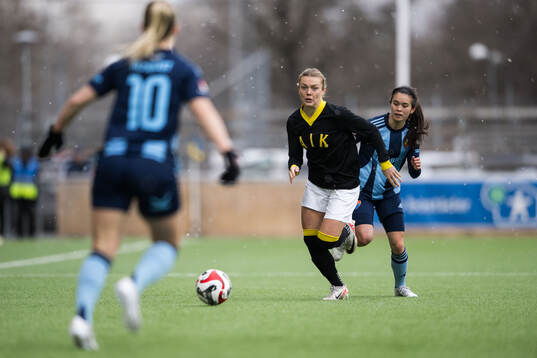 AIKs Beata Olsson och Djurgårdens Agnes Hedman
