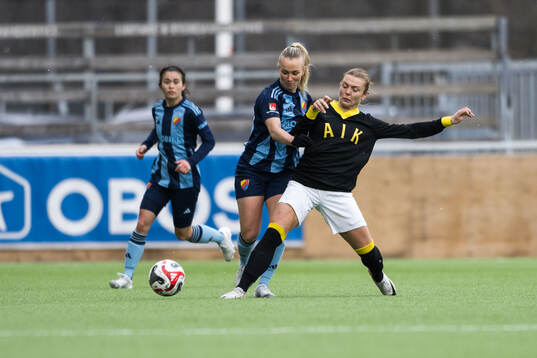 Djurgårdens Tove Almqvist och AIKs Beata Olsson