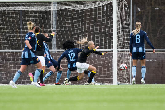 Djurgårdens Sura Yekka och AIKs Moa Sjöström