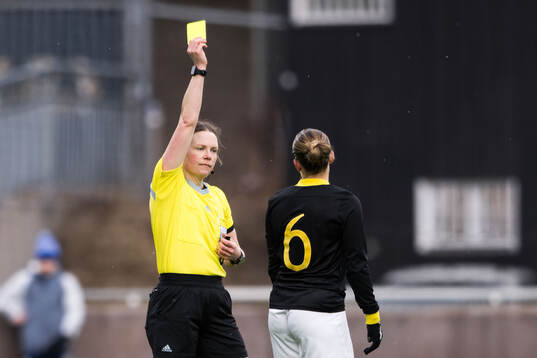 AIKs Felicia Saving tilldelas gult kort av domare Sara