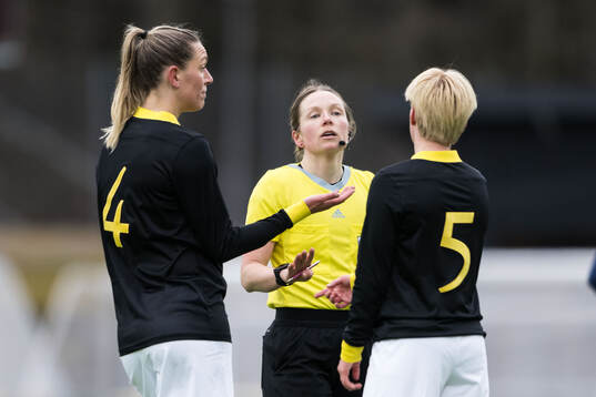 AIKs Jennie Nordin och Monica Hagström reagerar på domslut av domare Sara Wiinikka