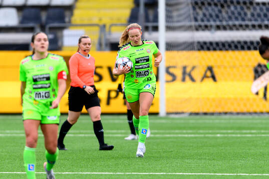 Kristianstads målskytt Hlin Eiriksdottir jublar efter 2-1