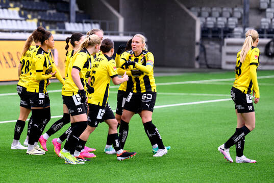 Häckens spelare jublar med målskytt Johanna Fossdalsá Sørensen
