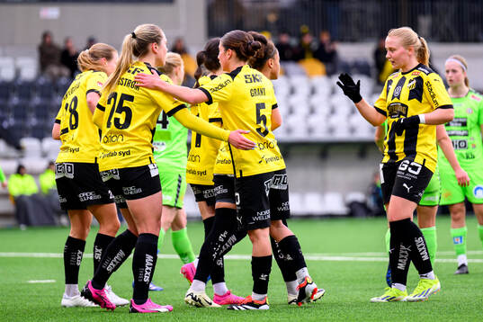 Häckens spelare jublar med målskytt Felicia Schröder 