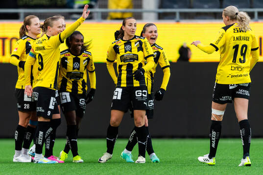 Häckens Monica Jusu Bah och Rusul Rosa Kafaji jublar