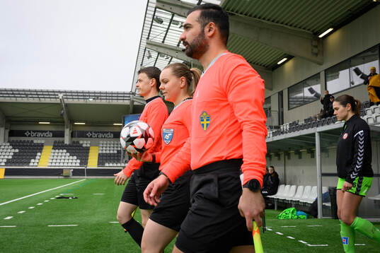 Dommartrion bestående av assisterande domare Viktor