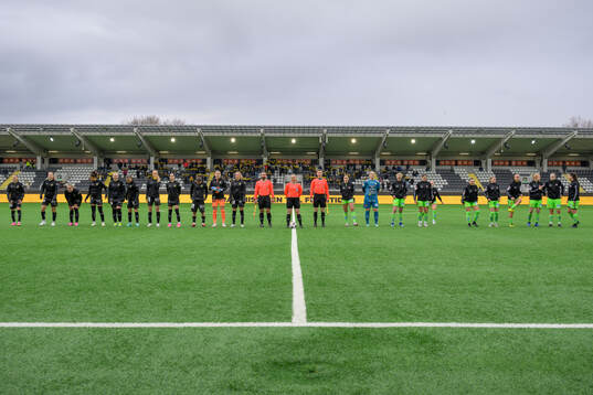 De båda lagen samt dommartrion bestående av assisterande