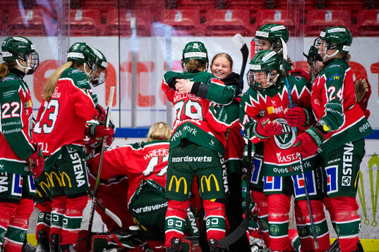 Frölunds spelare jublar