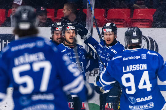 Karlskogas Viktor Lennartsson jublar med lagkamrater
