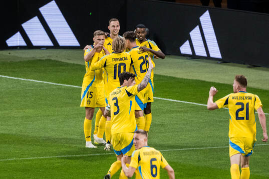 Carl Starfelt , Gustaf Nilsson, Emil Forsberg , Simon Olsson and Alexander Isak of Sweden celebrate the 1-0 goal