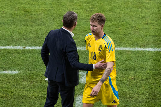 Head coach Jon Dahl Tomasson and Samuel Gustafson of Sweden