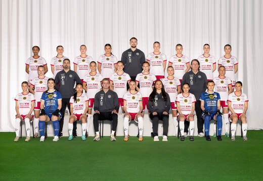  Arsema Weldai, Elin Flakberg, Hedvig Karlsson, Clara Leffler, Daniel Karlsson, Thindra Mattsson, Älvali Lindström, Oliva Mattsson, Stina Leffler. Mittenledet från vänster: Sonja Ekholm, Jonas Bylund, Clara Flenhagen, Ellen Andersson, Martina León Andersson, Agnes Ahlsson, Ove Ekstrand, Josefin Baudou. Sittande från vänster: Alva Johansson, Matilda Nurmi, Amanda Sundström, Julius Brekkan, Julia Ragnarsson, Casey Mattson, Tekla Höckert, Tindra Gustavson, Lova Tomic. Editors note: Bilden är retuscherad.