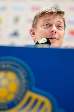 Head coach Jon Dahl Tomasson of Sweden