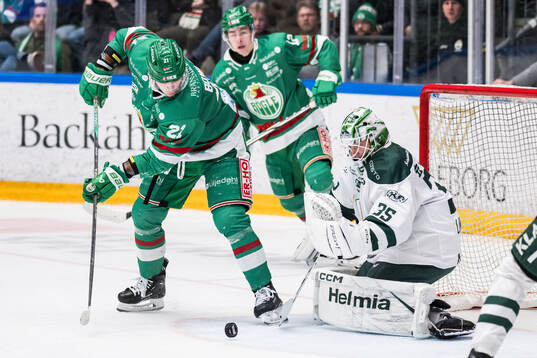 Rögles Henry Bowlby och Färjestads målvakt Carl Lindbom