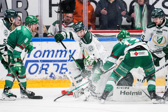 Färjestads Victor Ejdsell och målvakt Carl Lindbom