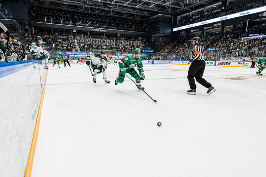 Färjestads Victor Ejdsell och Rögles Brandon Davidson