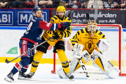 Linköpings Arvid Costmar oroar framför Skellefteås