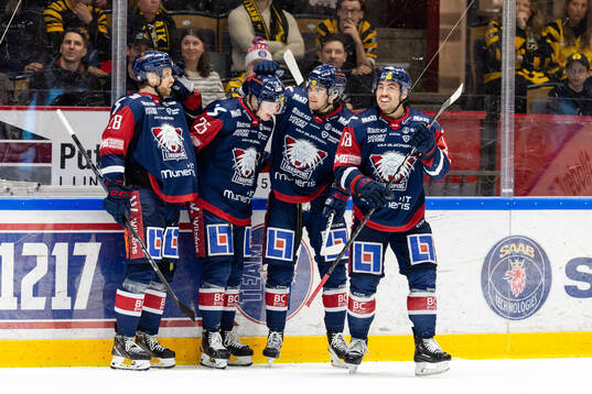Linköpings spelare jublar med Filip Bystedt