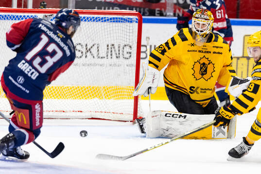 Linköpings Anthony Greco och Skellefteås målvakt Linus