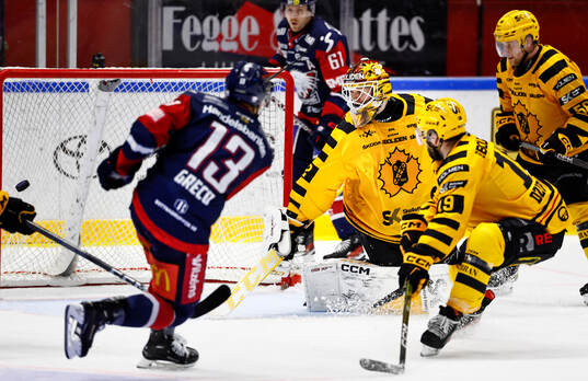 Skellefteås målvakt Linus Söderström ser pucken gå