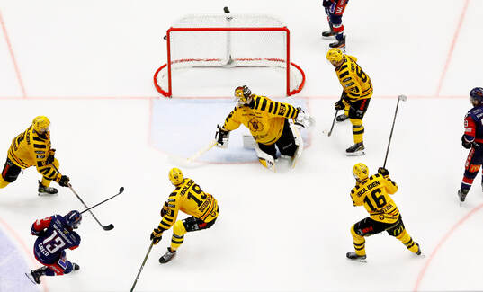 Skellefteås målvakt Linus Söderström ser pucken gå